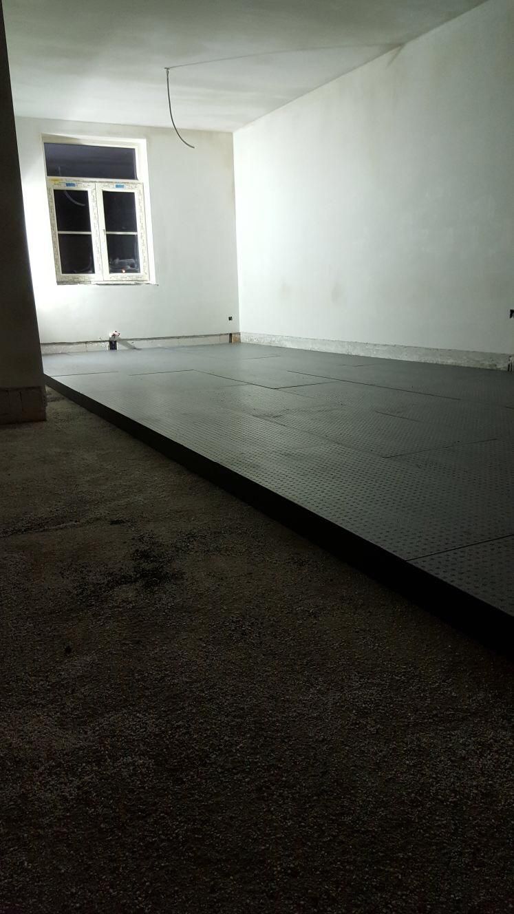 Isolatielaag op betonvloer in een leeg interieur, gericht op thermisch comfort en energie-efficiëntie toepassing.