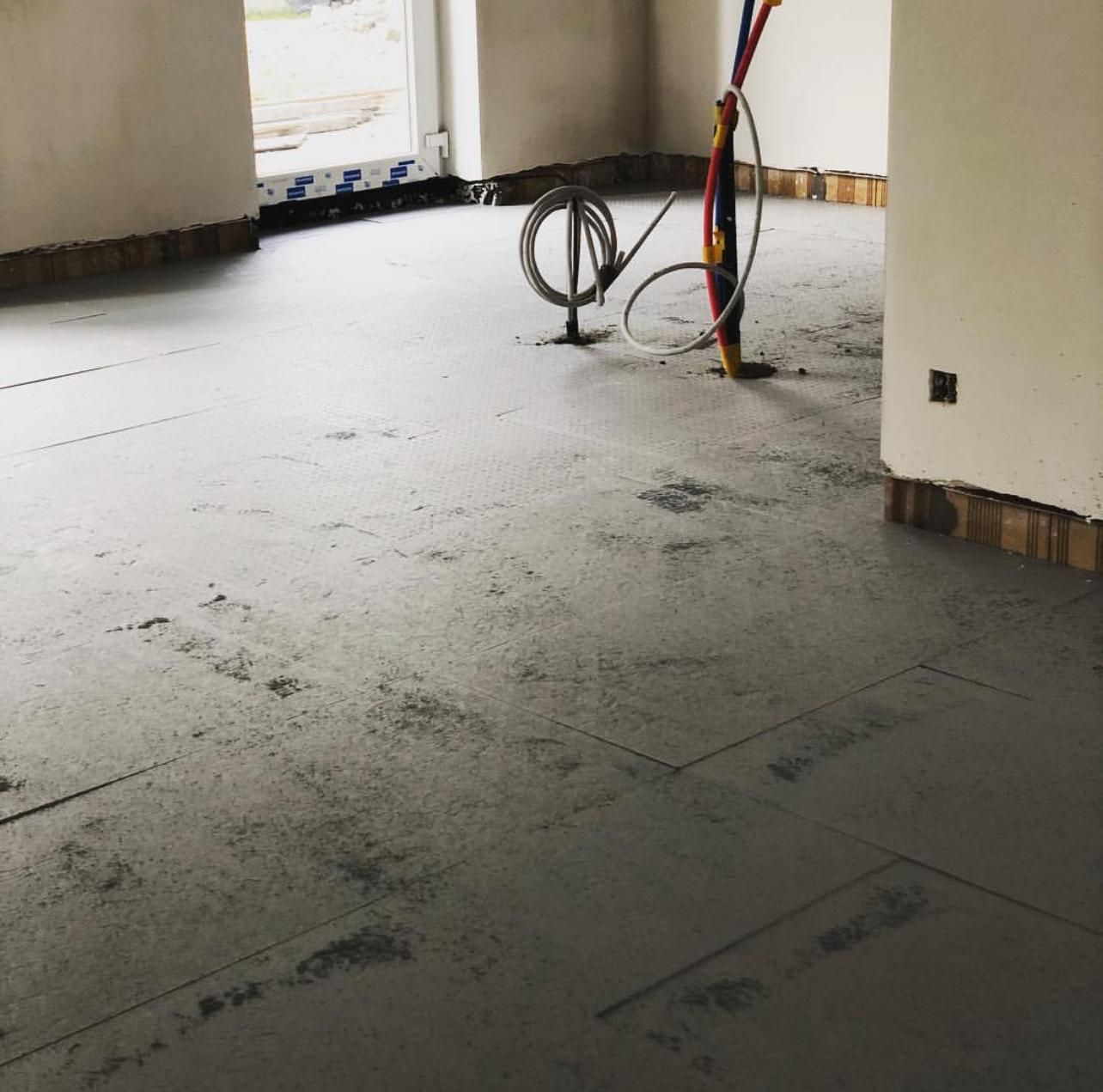 Vloerisolatie in een moderne nieuwbouwwoning voor optimale thermische isolatie en energiebesparende oplossingen.